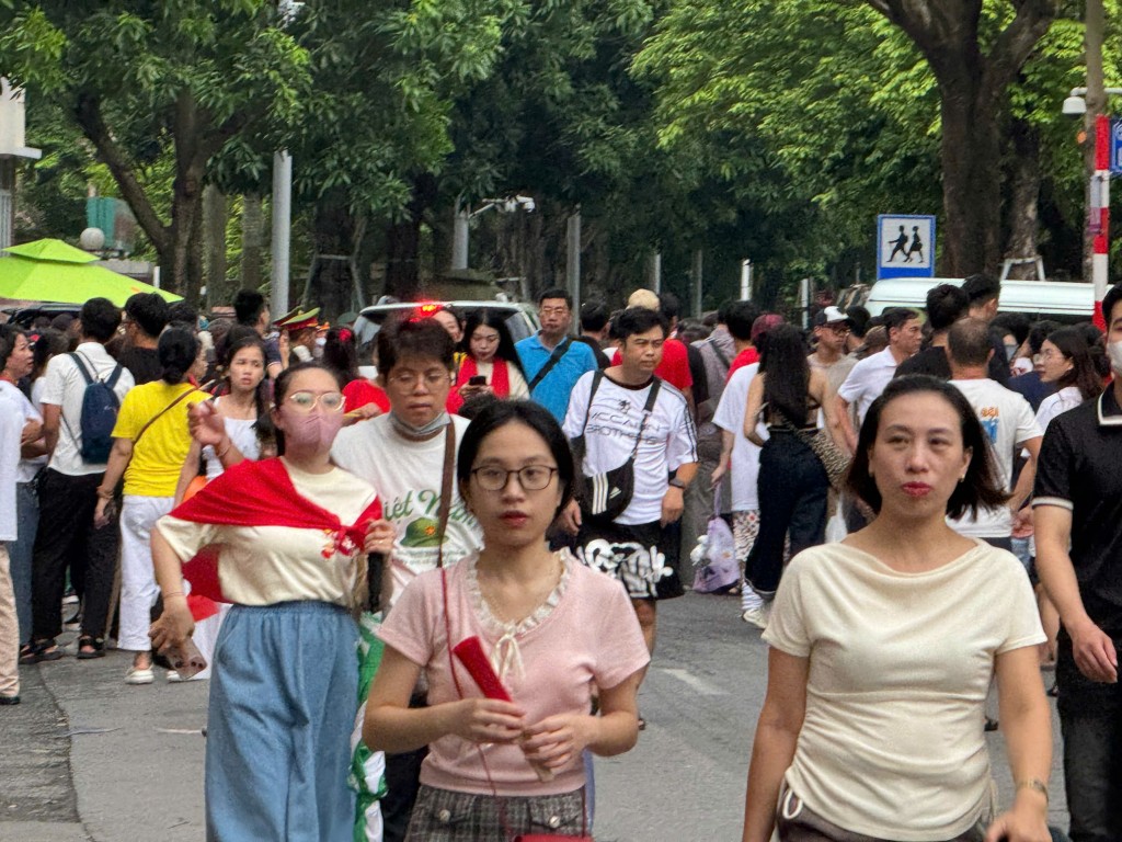 Bên ngoài Quảng trường Ba Đình, rất đông nguiwf chờ đợi để 18h vào bên trong xem buổi tổng hợp luyệt duyệt diễn binh, diễu hành