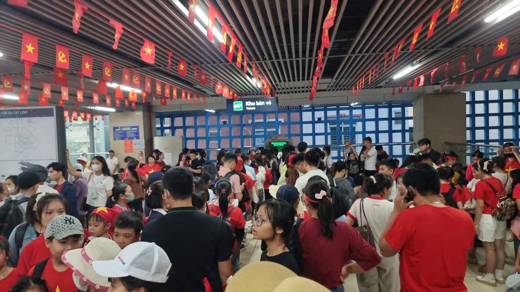 Ga Cát Linh đông nghịt, người dân xếp hàng mua vé kéo dài hàng trăm mét.