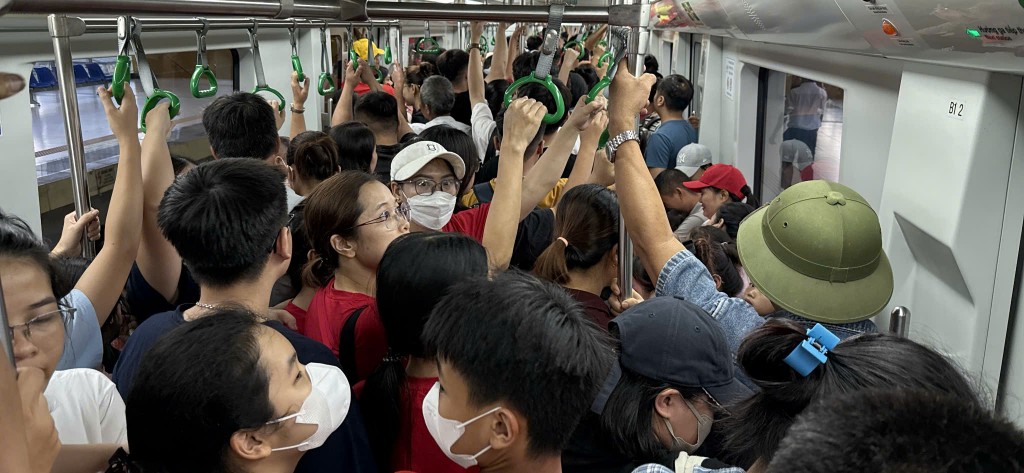 Không khí rực rỡ trên khoang tàu: hành khách mặc áo cờ đỏ sao vàng, tay phấp phới quốc kỳ.