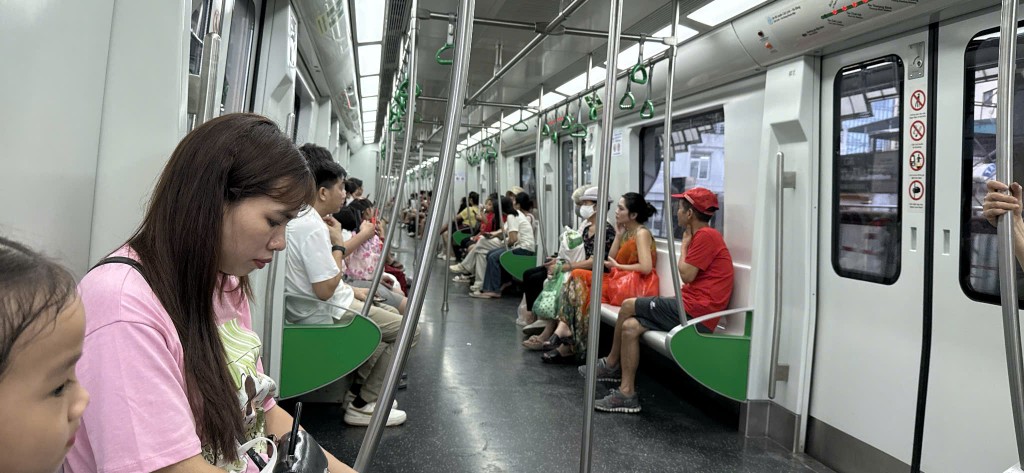 Dù phải quay về, ánh mắt hành khách vẫn ánh lên niềm vui khi được hòa mình trong không khí ngày hội.