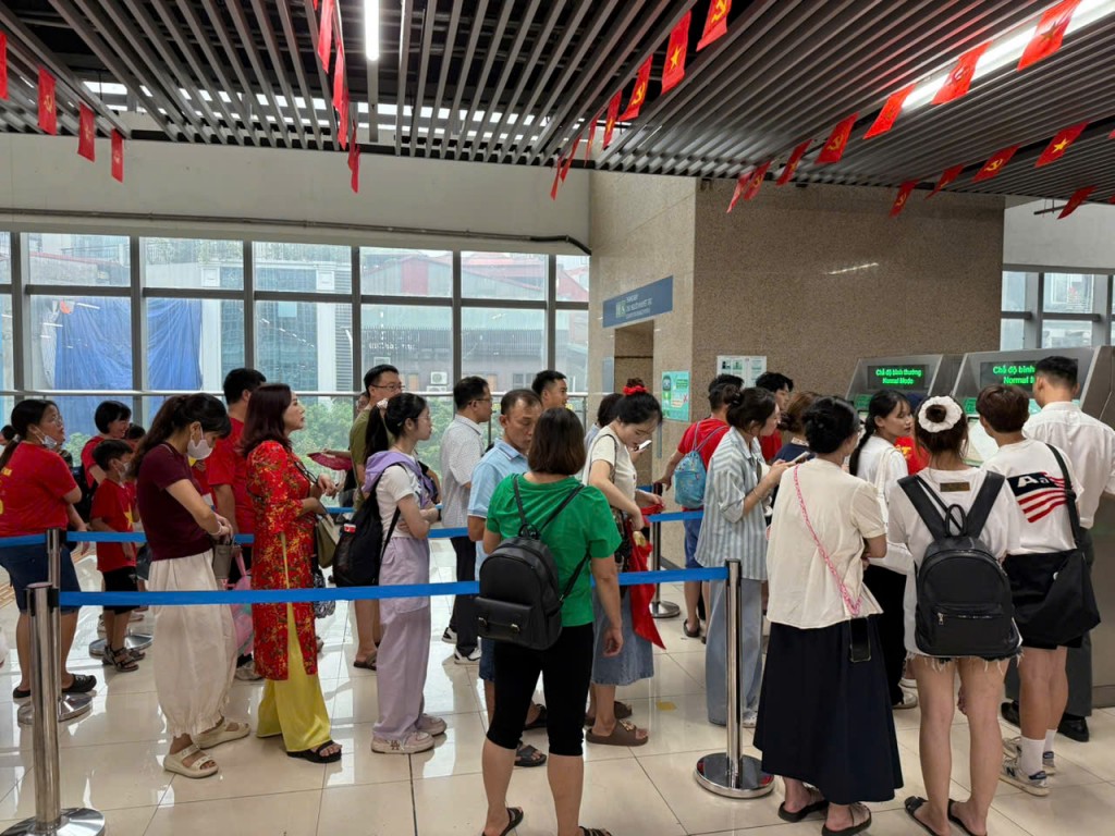 Đỏ rực sắc cờ, đưa dòng người về Ba Đình xem tổng duyệt