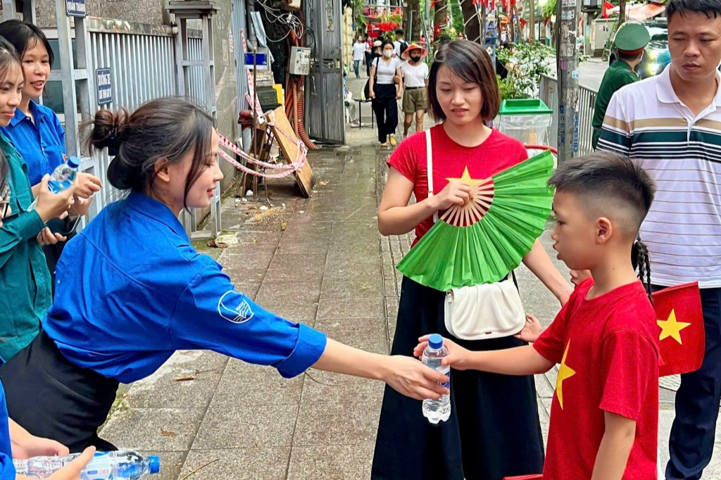 Thanh niên tình nguyện phường Ba Đình trao tặng nước đến người dân chiều 24/8