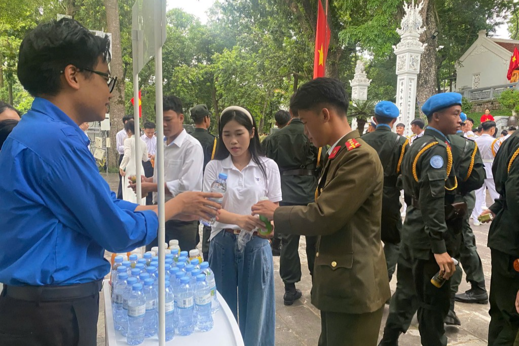 Các bạn trẻ luôn có mặt hỗ trợ, tiếp sức các lực lượng tham gia tổng hợp luyện diễu binh, diễu hành 