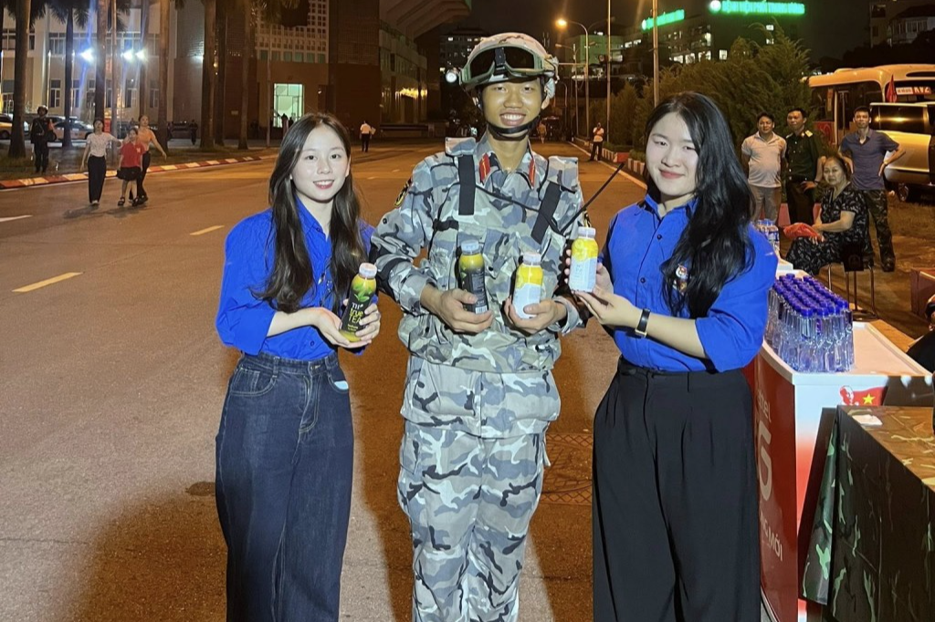 Thanh niên tình nguyện phường Ngọc Hà trao tặng nước đến các chiến sĩ 
