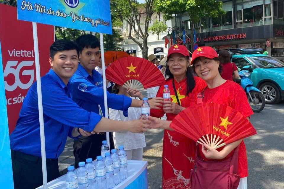 Tình nguyện Thủ đô “phủ xanh” đường phố, tiếp lửa đại lễ A80