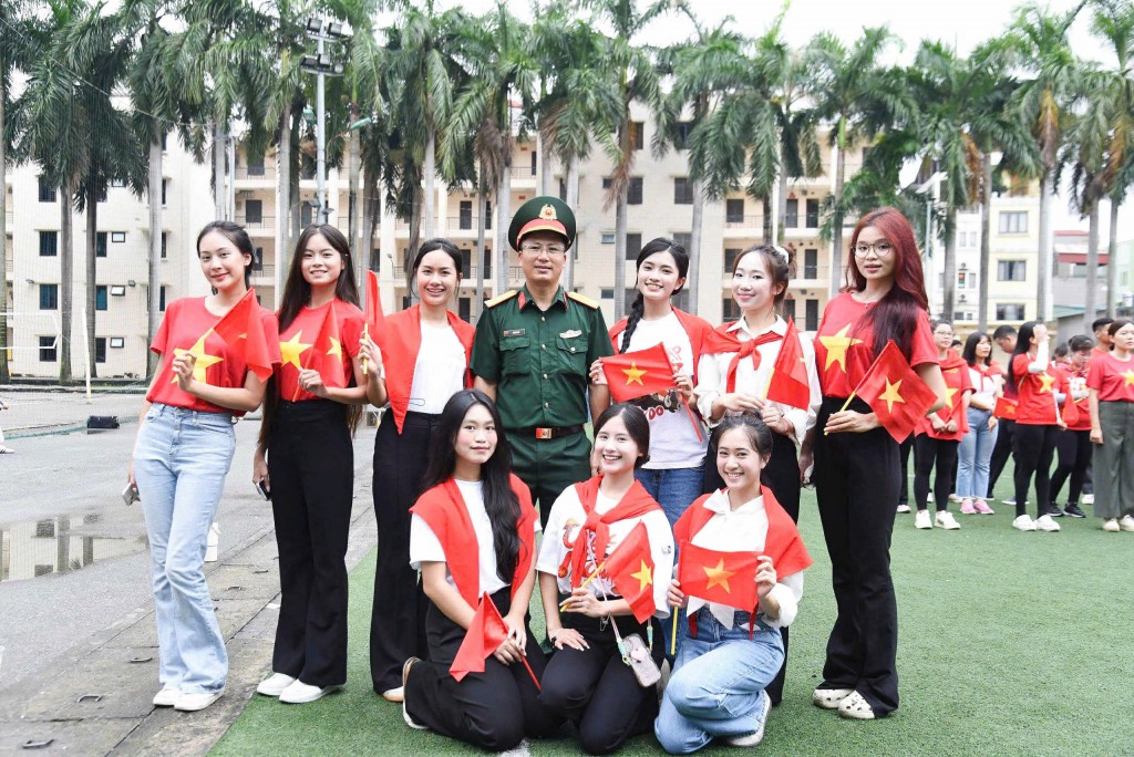 Sinh viên Học viện Báo chí và Tuyền truyền trong giờ nghỉ giải lao sau những giờ luyện tập