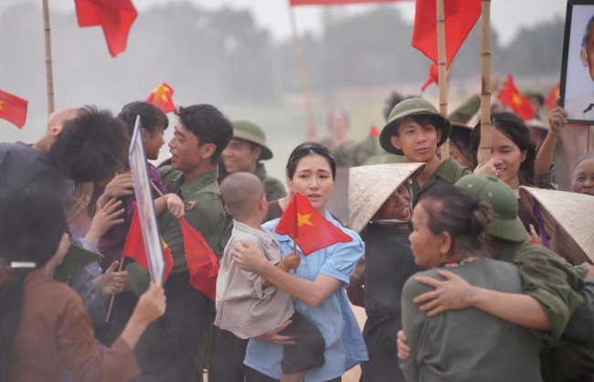 Những thước phim lay động mùa Quốc khánh, khán giả trẻ khóc rưng rức
