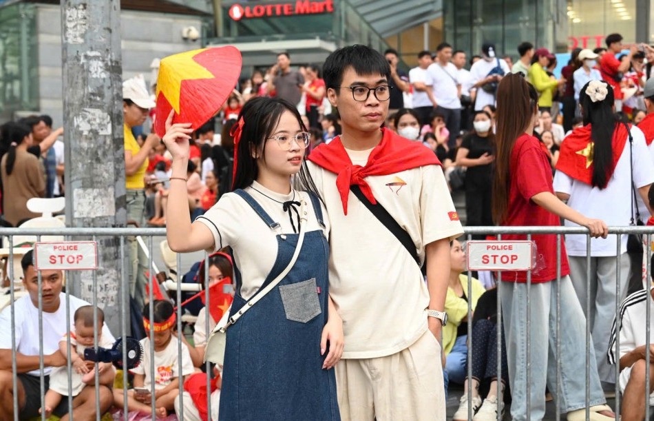 Phố Liễu Giai đỏ rực cờ hoa, vỉa hè thành khán đài tổng duyệt