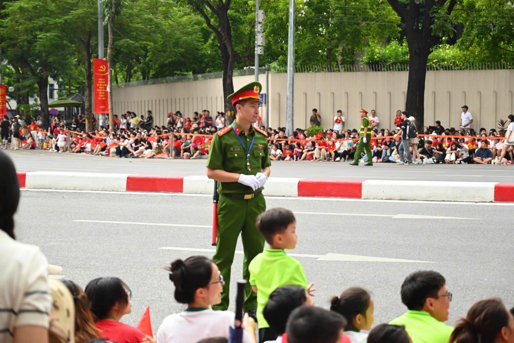 Không khí đông đúc nhưng trật tự, lực lượng công an – bảo vệ giữ gìn an toàn tuyệt đối.