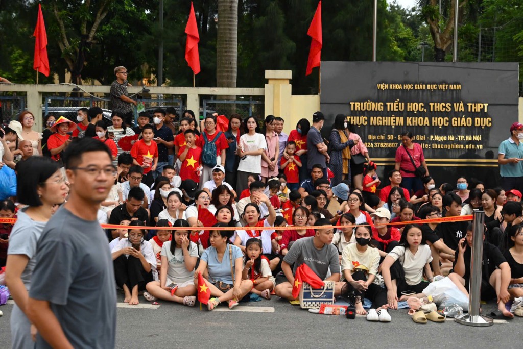 Phố Liễu Giai đỏ rực cờ hoa, vỉa hè biến thành “khán đài” tổng duyệt Quốc khánh