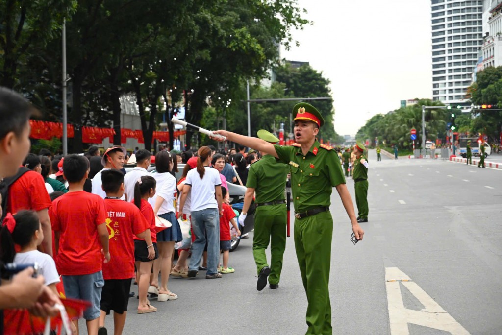 Không khí đông đúc nhưng trật tự, lực lượng công an – bảo vệ giữ gìn an toàn tuyệt đối.