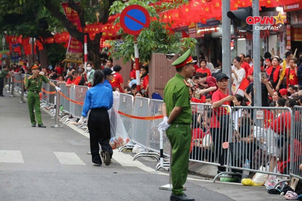 Nụ cười thân thiện của thanh niên tình nguyện khi đón rác từ tay người dân.