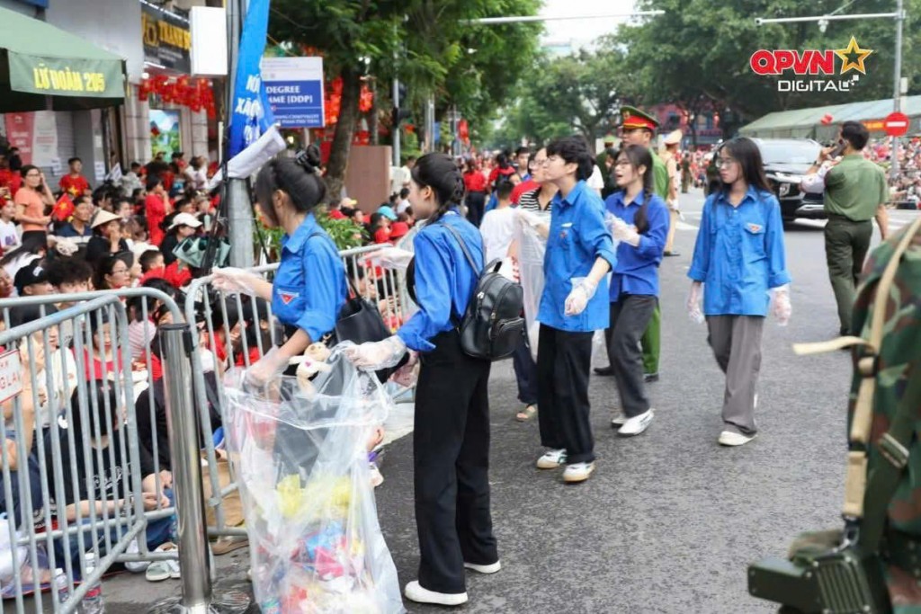 Các bạn trẻ khoác áo xanh, đeo găng tay, mang túi rác trong suốt, cần mẫn gom từng chai nước, túi nilon.