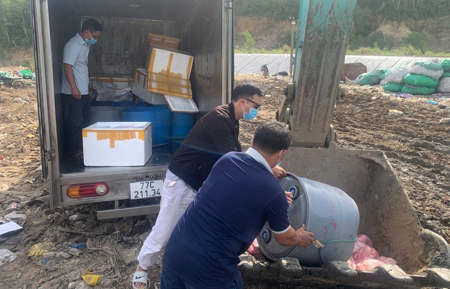 Tiêu hủy hơn nửa tấn thịt heo và chả ram không rõ nguồn gốc