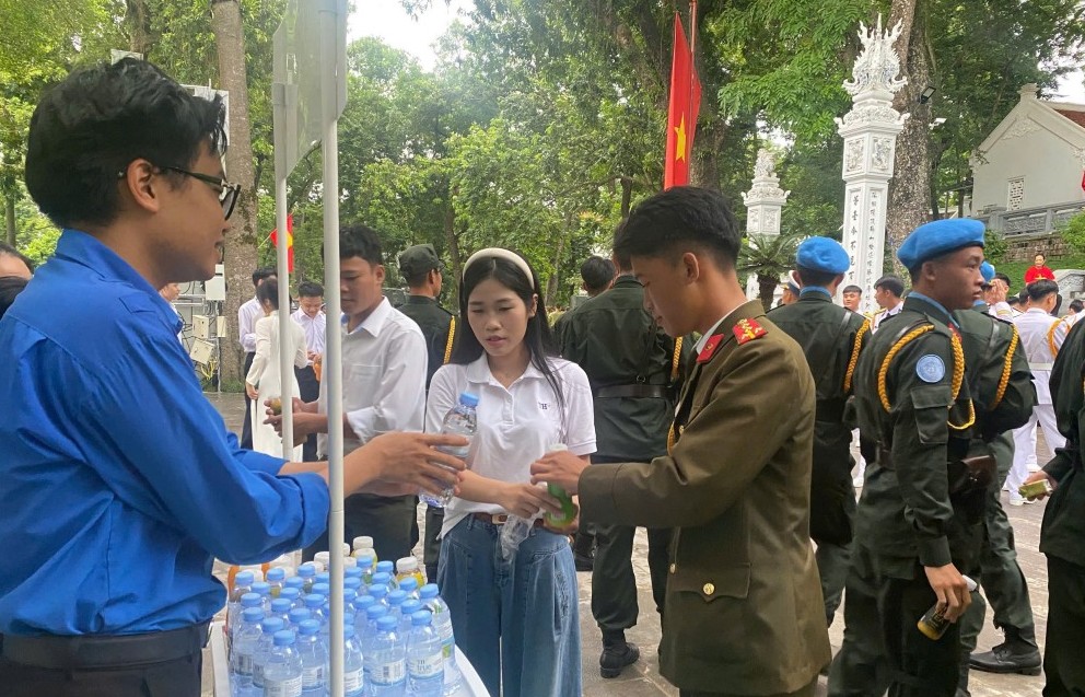 Tình nguyện Thủ đô và những giọt mồ hôi thầm lặng