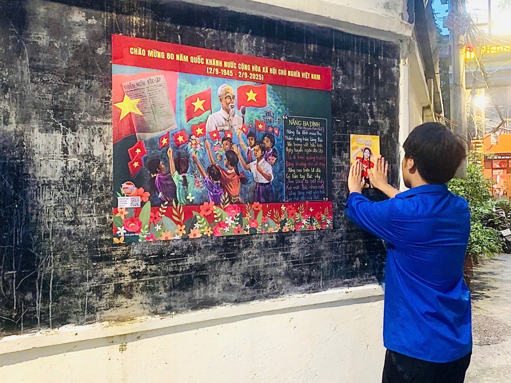 Lực lượng thanh niên tuyên truyền xuống từng ngõ xóm
