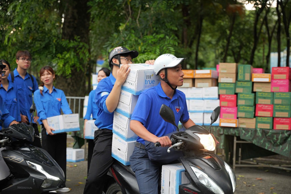 Những bước chân vội vã mang từng thùng nước tới các điểm phát dọc tuyến phố