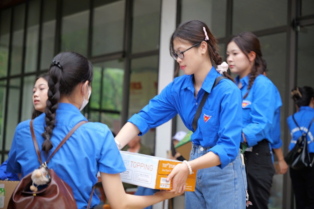 Những bước chân vội vã mang từng thùng nước tới các điểm phát dọc tuyến phố
