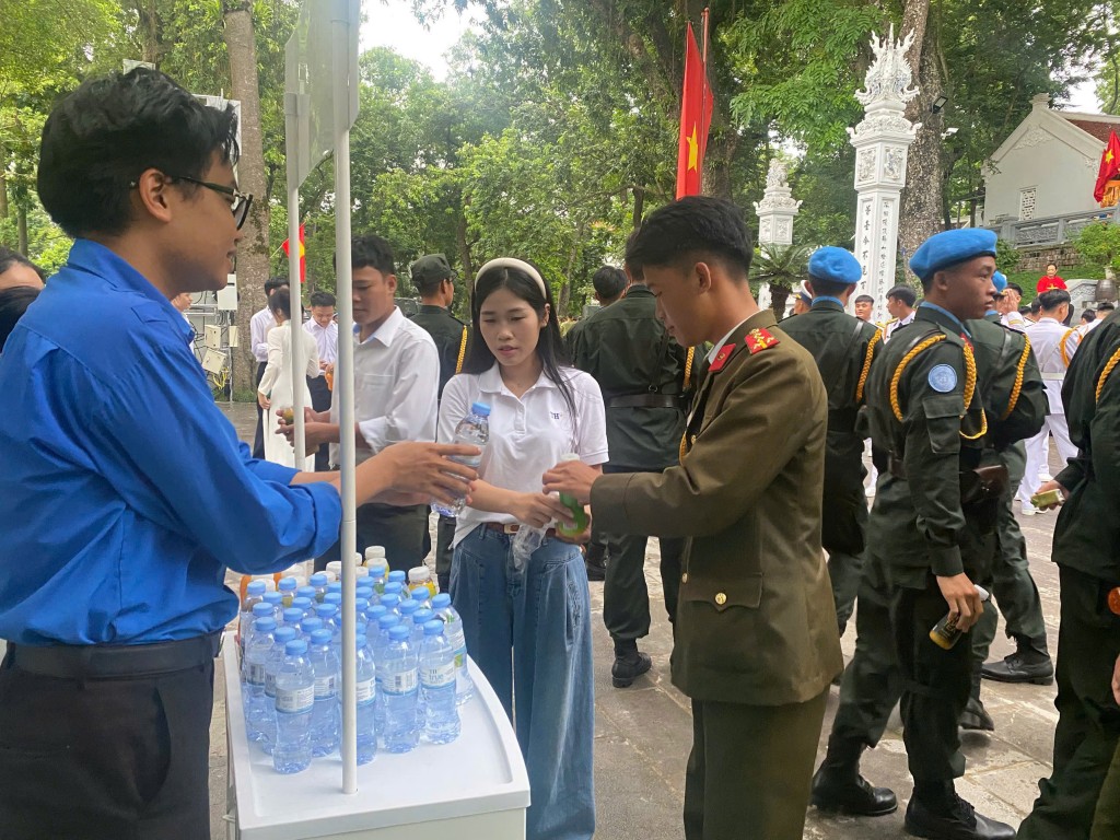 các bạn trẻ áo xanh vẫn tất bật phát nước cho người dân.