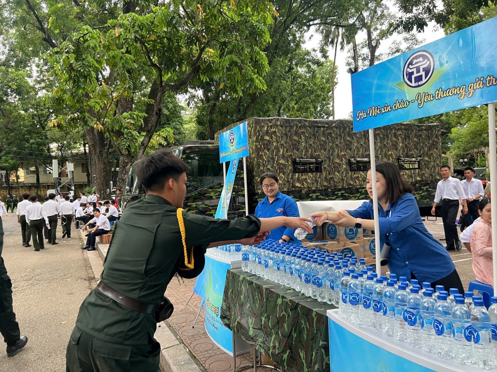 Nụ cười rạng rỡ của tình nguyện viên khi tiếp sức cho lực lượng làm nhiệm vụ