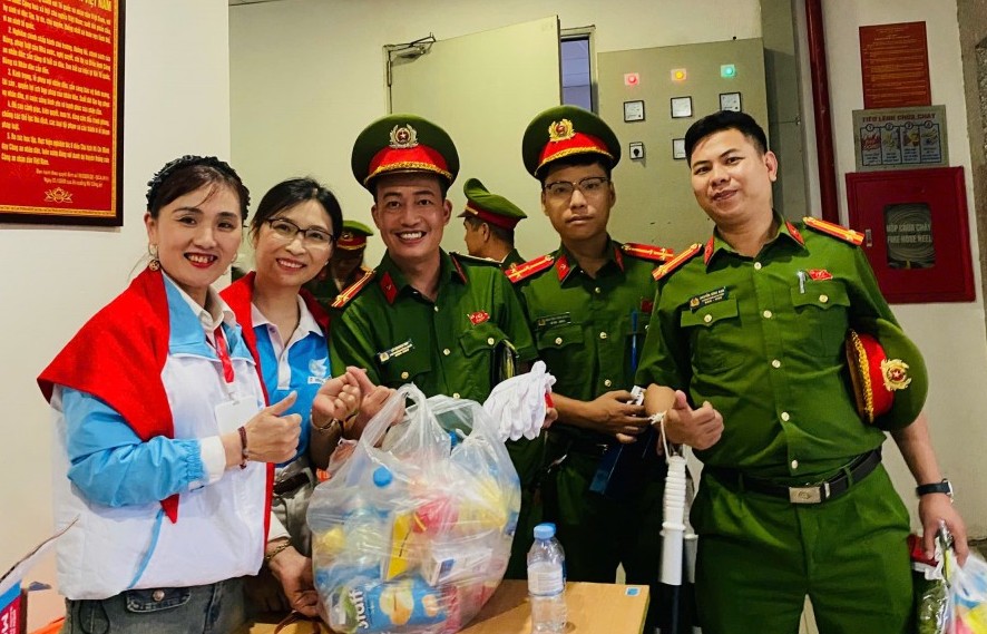 Phát cơm, bánh tiếp sức các lực lượng phục vụ tổng hợp luyện A80