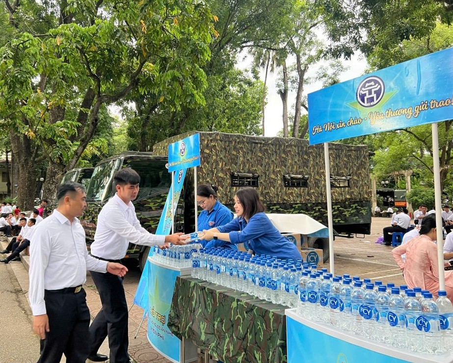 Hà Nội phát hàng nghìn chai nước, hộp sữa phục vụ đại lễ A80