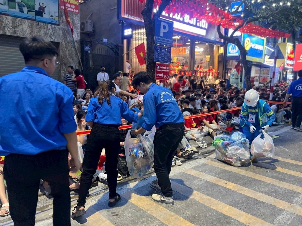 Đoàn viên, thanh niên phường Ngọc Hà hỗ trợ thu dọn rác trên phố Liễu Giai