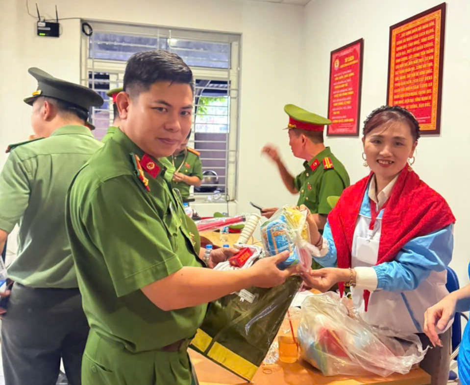 Phát cơm, bánh tiếp sức các lực lượng phục vụ tổng hợp luyện A80