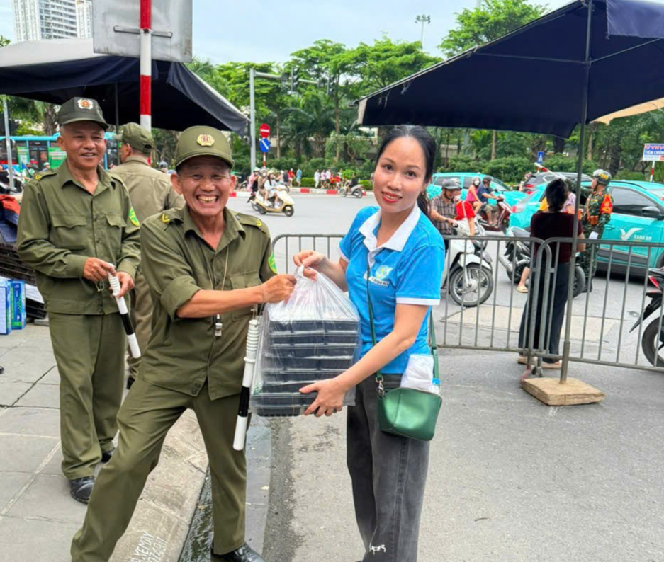 Phát cơm, bánh tiếp sức các lực lượng phục vụ tổng hợp luyện A80
