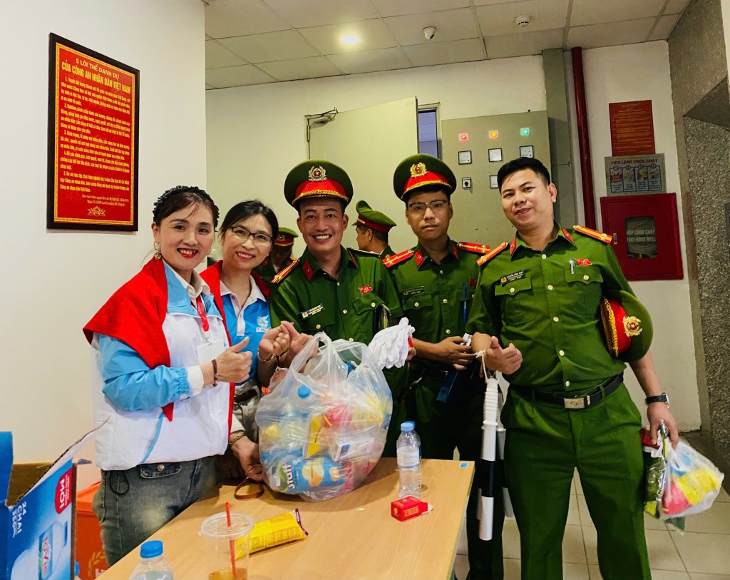 Phát cơm, bánh tiếp sức các lực lượng phục vụ tổng hợp luyện A80