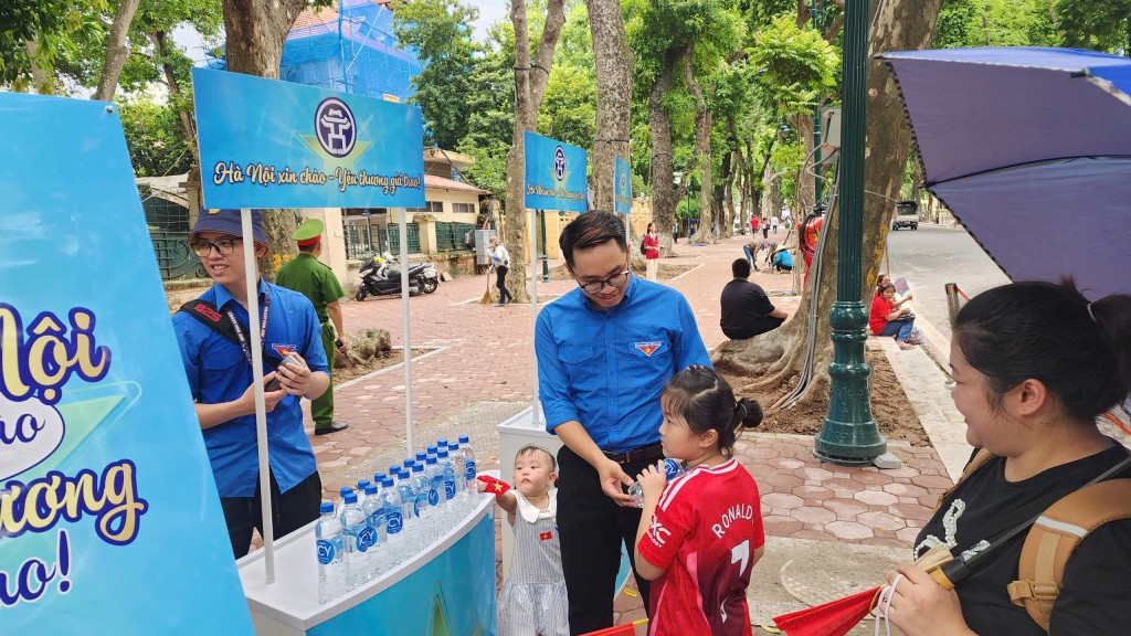 Hà Nội phát hàng nghìn chai nước, hộp sữa phục vụ đại lễ A80