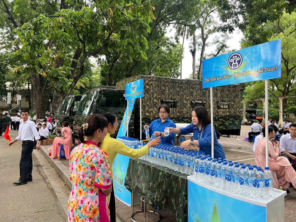 Hà Nội phát hàng nghìn chai nước, hộp sữa phục vụ đại lễ A80