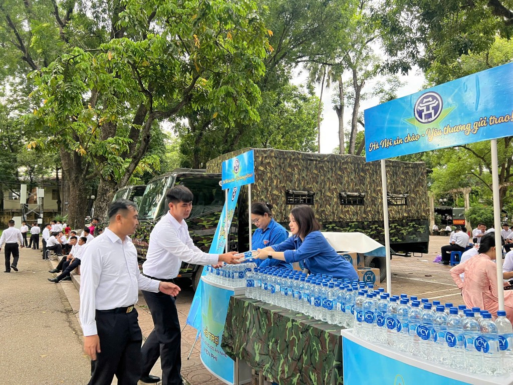 Hà Nội phát hàng nghìn chai nước, hộp sữa phục vụ đại lễ A80