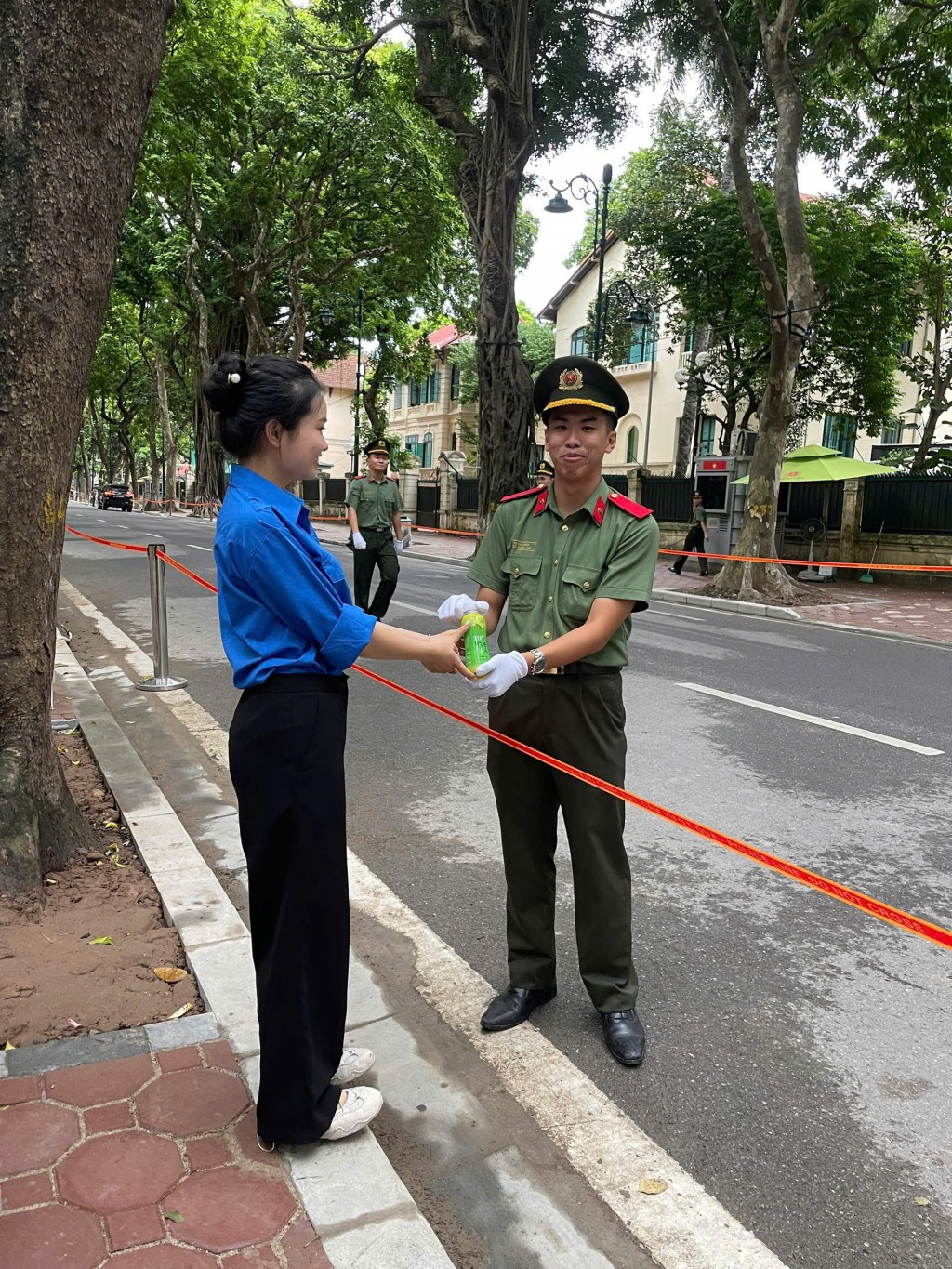 Hà Nội phát hàng nghìn chai nước, hộp sữa phục vụ đại lễ A80
