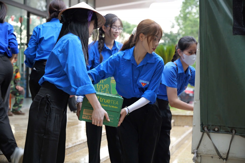 Hà Nội phát hàng nghìn chai nước, hộp sữa phục vụ đại lễ A80