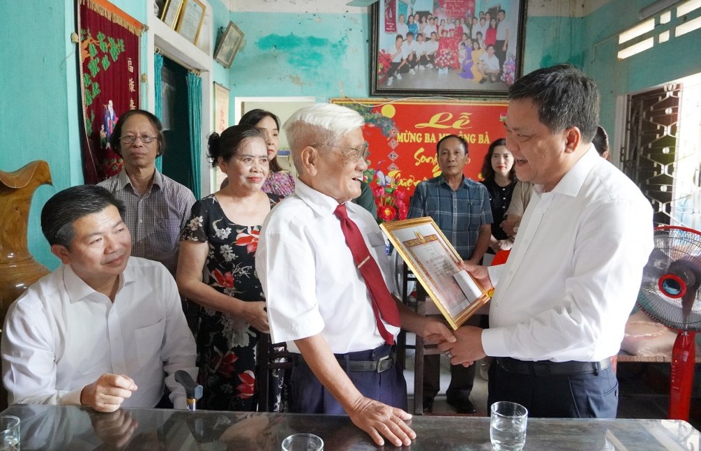 Quảng Trị: Trao tặng Huy hiệu Đảng cho đảng viên lão thành