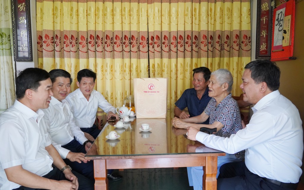 Đoàn công tác thăm hỏi, tặng quà ông Hà Huy Đức, cán bộ tiền khởi nghĩa