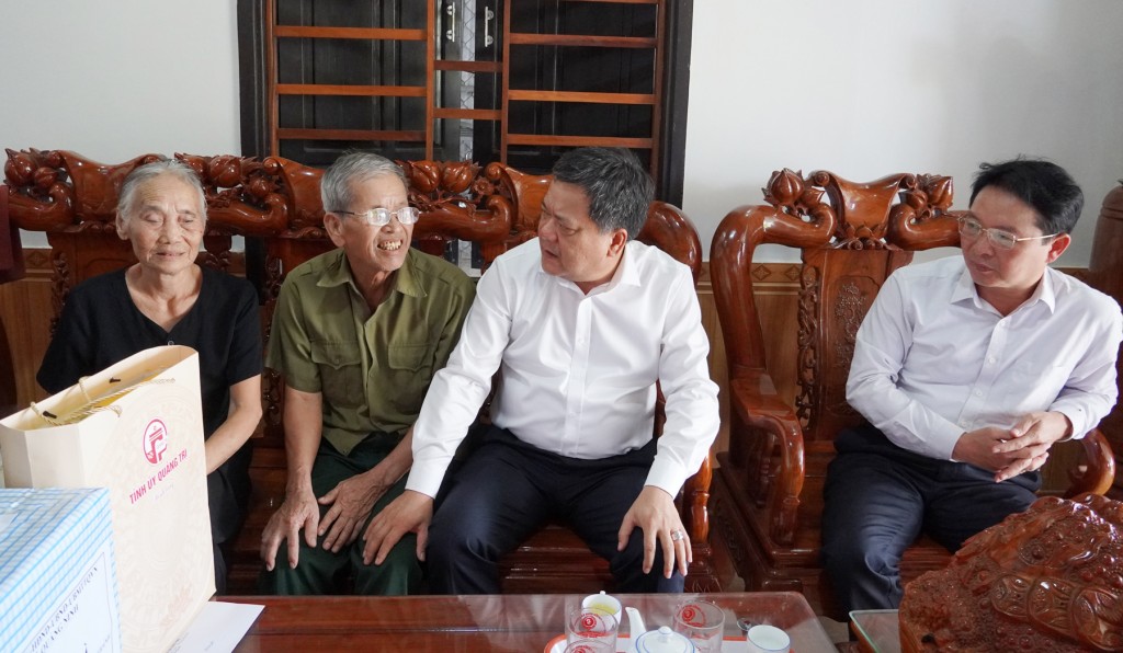 Chủ tịch UBND tỉnh Trần Phong thăm hỏi tình hình sức khỏe ông Nguyễn Hữu Thủy, thương binh hạng 1/4