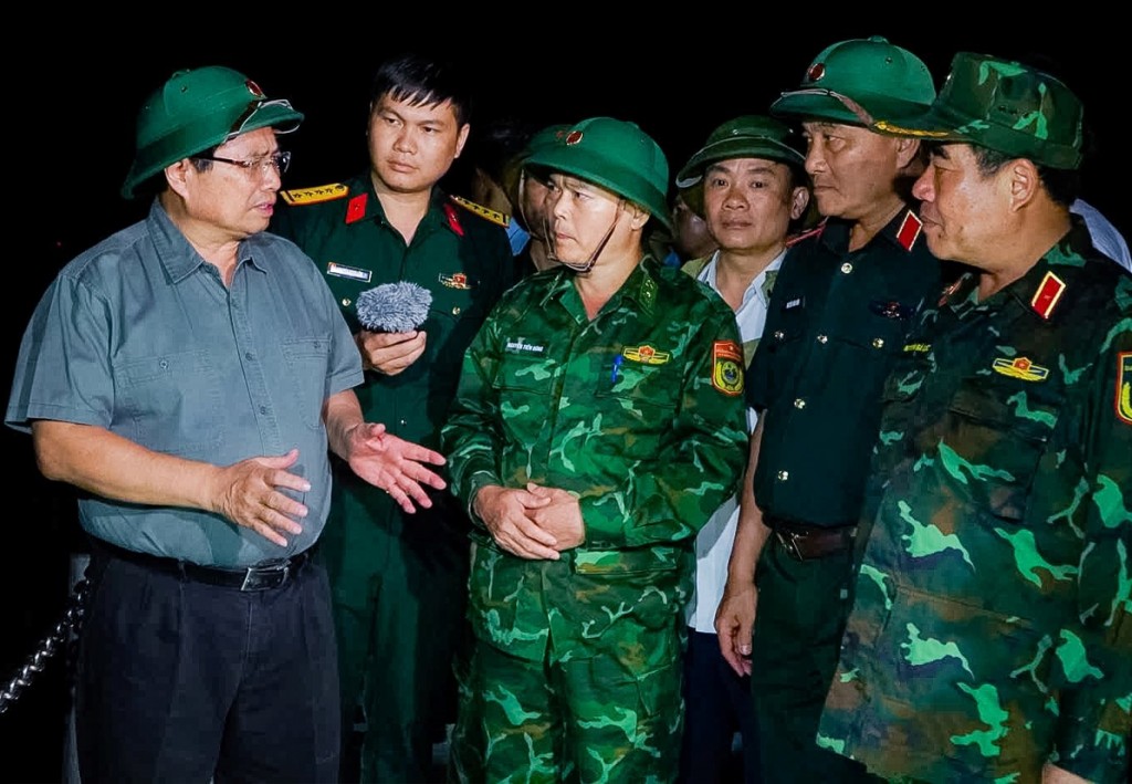 Thủ tướng Phạm Minh Chính yêu cầu lực lượng quân sự chuẩn bị lực lượng ứng trực. 
