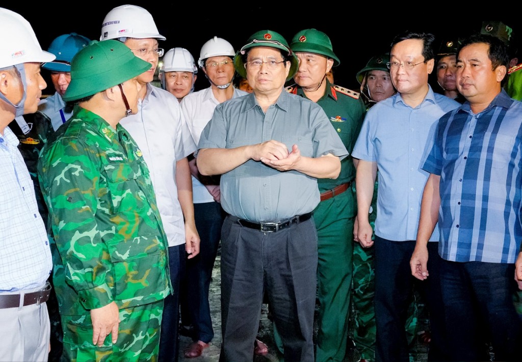Thủ tướng Phạm Minh Chính trực tiếp kiểm tra công tác ứng phó bão số 5 tại Cửa Lò