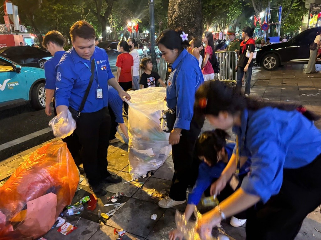 Việc làm tuy nhỏ nhưng ý nghĩa, để cho Thủ đô luôn sạch đẹp