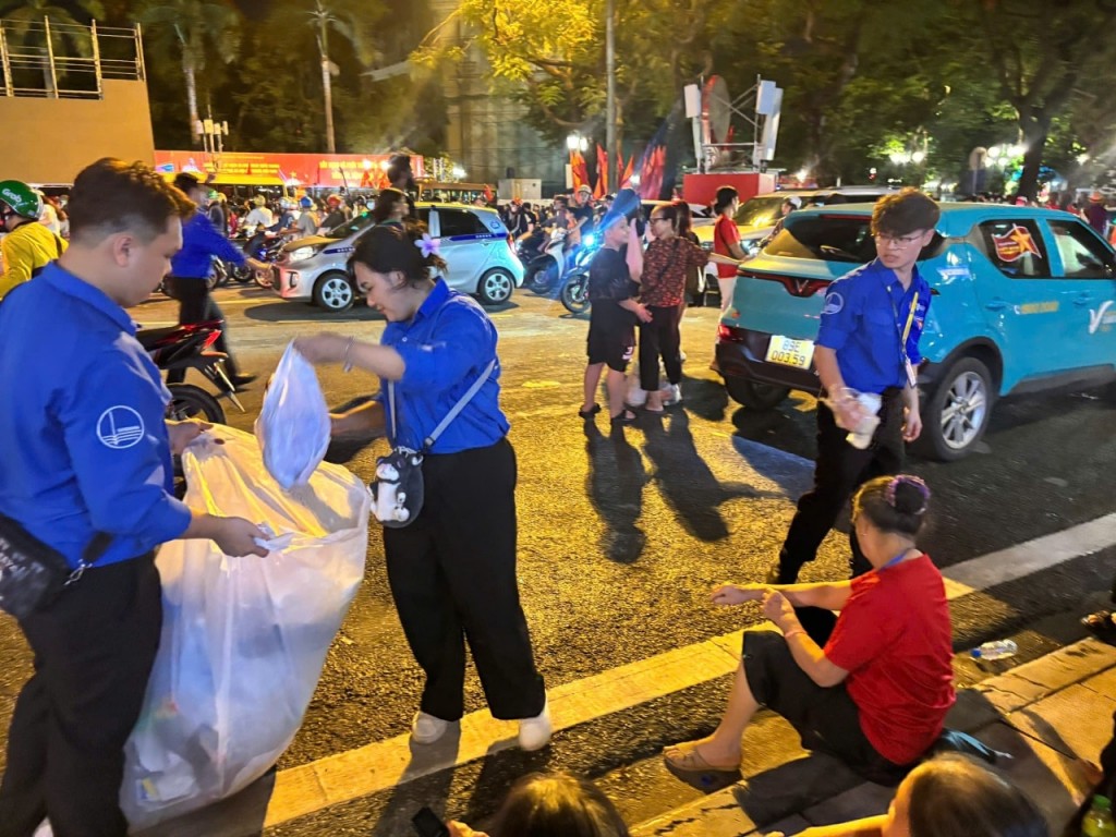Màu áo xanh miệt mài làm sạch phố phường sau khi buổi tổng hợp luyện lần 2 kết thúc