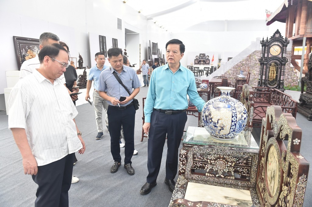 Phó Thủ tướng tham quan gian trưng bày sản phẩm thủ công mỹ nghệ của TP. Hà Nội. Phó Thủ tướng tham quan gian trưng bày sản phẩm thủ công mỹ nghệ của TP. Hà Nội.