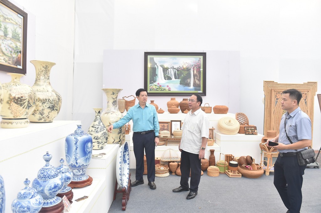 Nhiều sản phẩm thủ công, mỹ nghệ tiêu biểu, đặc sắc của TP. Hà Nội được trưng bày tại gian hàng. Nhiều sản phẩm thủ công, mỹ nghệ tiêu biểu, đặc sắc của TP. Hà Nội được trưng bày tại gian hàng.