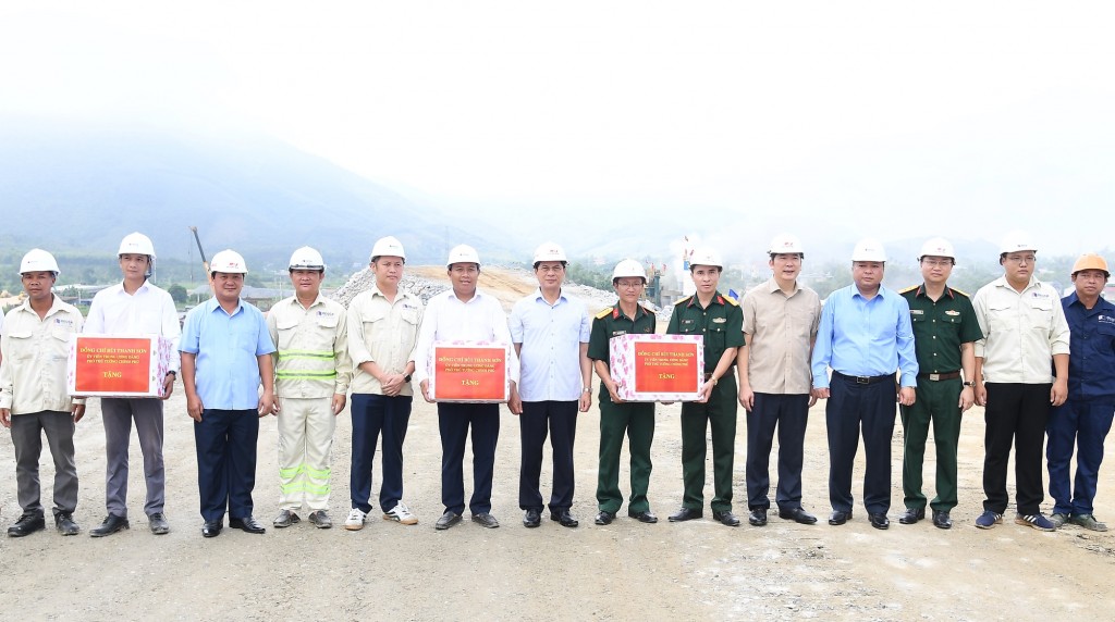 Phó Thủ tướng Bùi Thanh Sơn tặng quà các lực lượng thi công trên công trường - Ảnh: VGP/Hải Minh