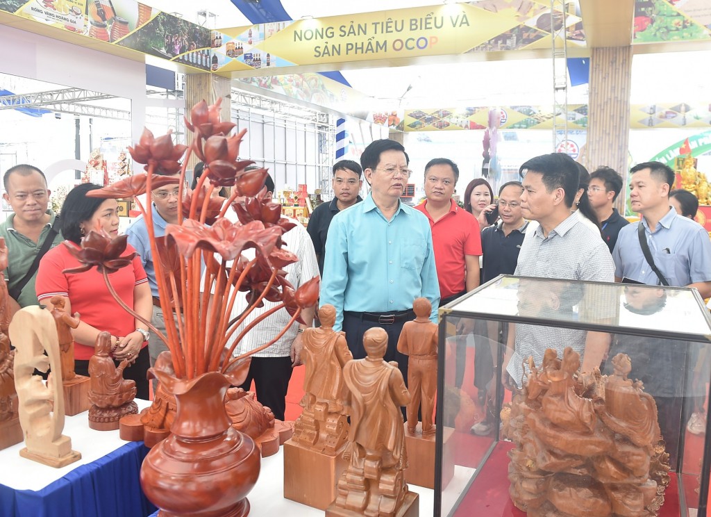 Phó Thủ tướng tham quan gian trưng bày của TP. Hải Phòng Phó Thủ tướng tham quan gian trưng bày của TP. Hải Phòng