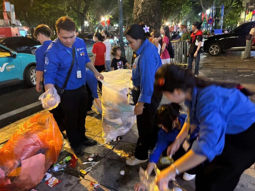 Lực lương tình nguyện viên chung tay dọn vệ sinh, lan tỏa nét đẹp thanh lịch, văn minh của người Hà Nội