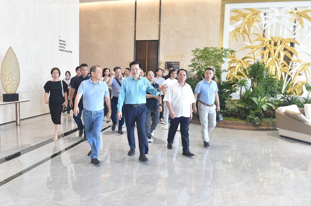 Phó Thủ tướng trao đổi với Chủ tịch Tập đoàn VinGroup Phạm Nhật Vượng khi tham quan khu nhà tổ chức hội nghị, hội thảo tại Triển lãm - Ảnh: VGP/Giang Thanh Phó Thủ tướng trao đổi với Chủ tịch Tập đoàn VinGroup Phạm Nhật Vượng khi tham quan khu nhà tổ chức hội nghị, hội thảo tại Triển lãm - Ảnh: VGP/Giang Thanh