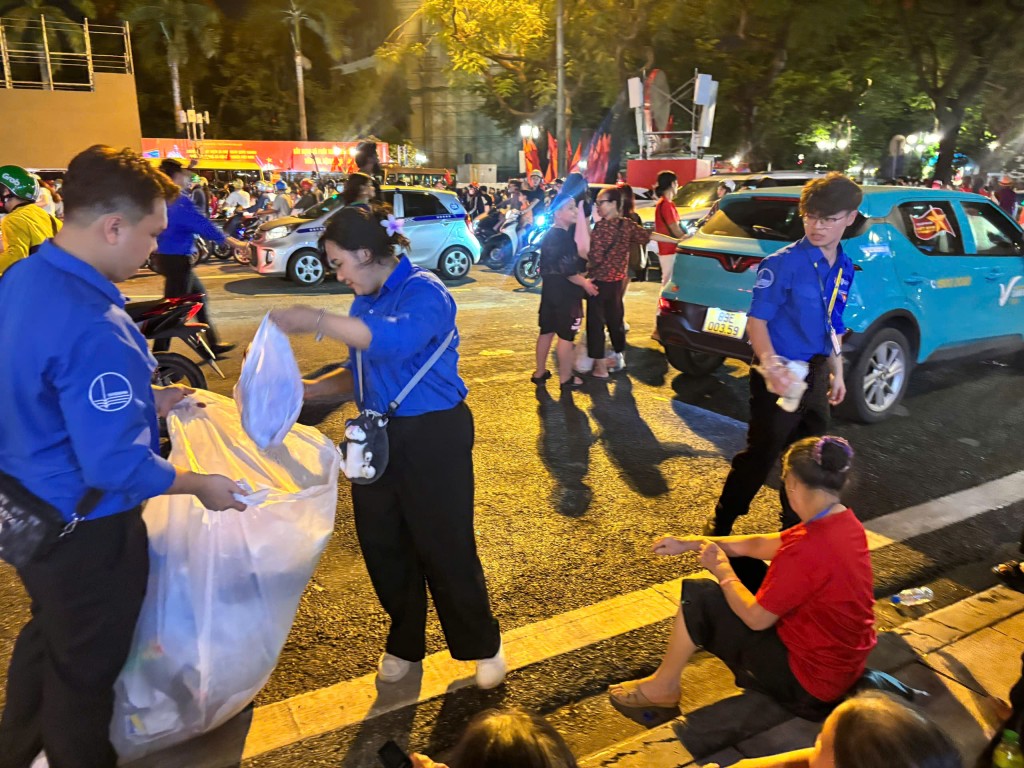 Tình nguyện dọn rác trong đêm, lan tỏa ý thức bảo vệ môi trường