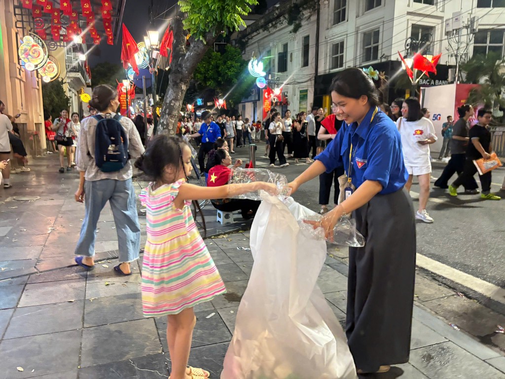 Tổ chức thu dọn rác thải sau buổi hợp luyện diễu binh, diễu hành Tổ chức thu dọn rác thải sau buổi hợp luyện diễu binh, diễu hành